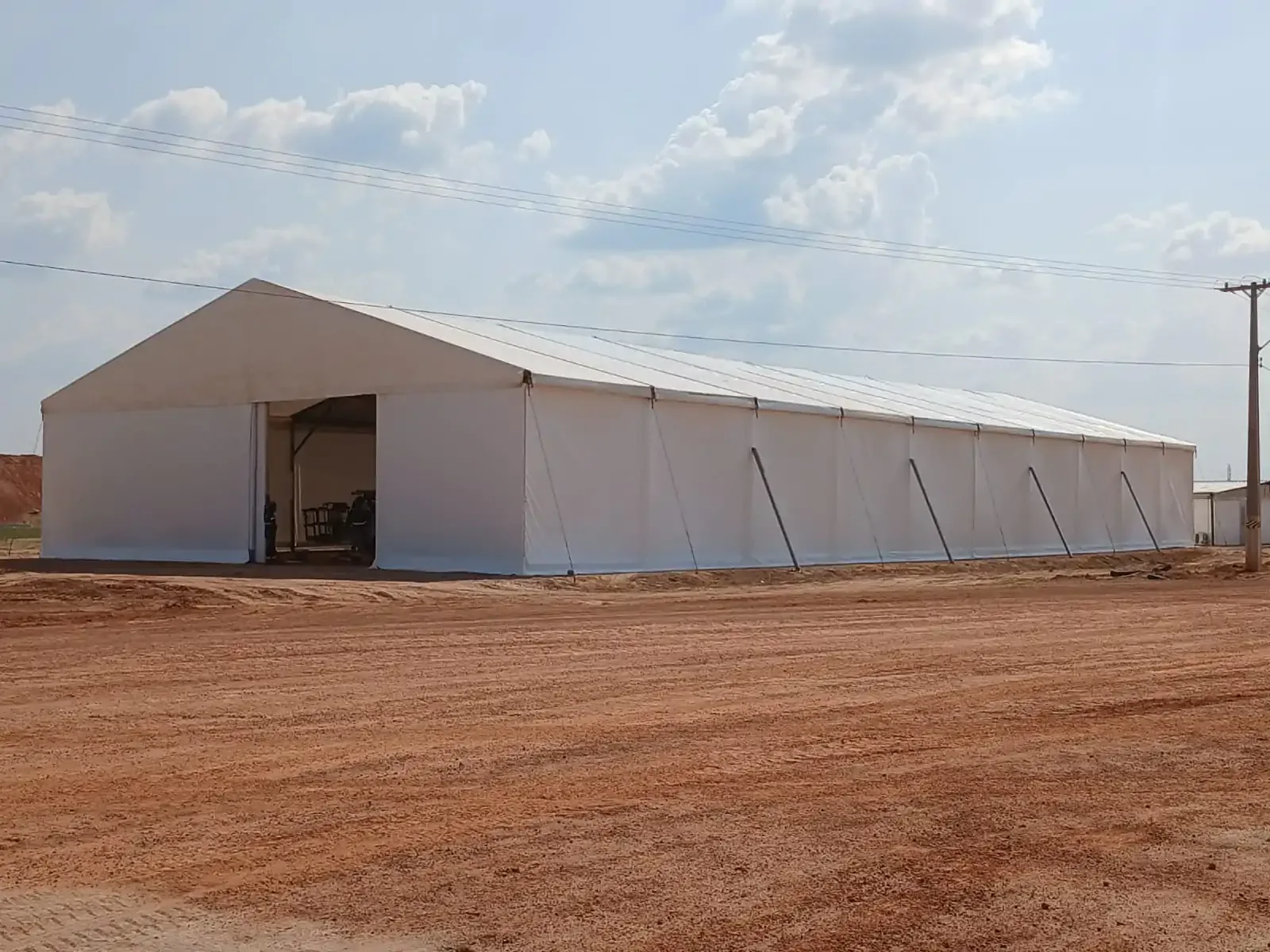 Galpão de lona estruturado instalado em área industrial