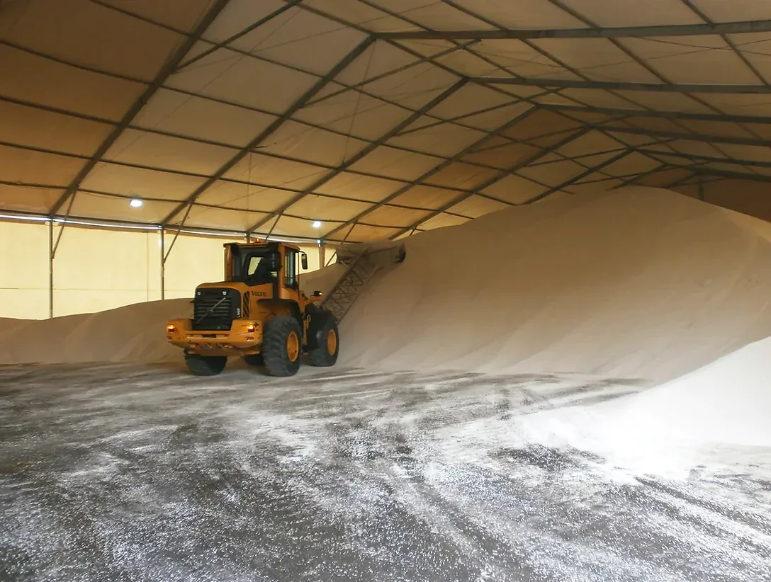 Galpão estruturado para armazenagem com pá carregadeira no interior